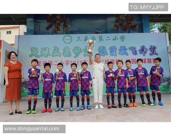 绿茵闪耀球星卡通背影演绎激情足球梦想时刻