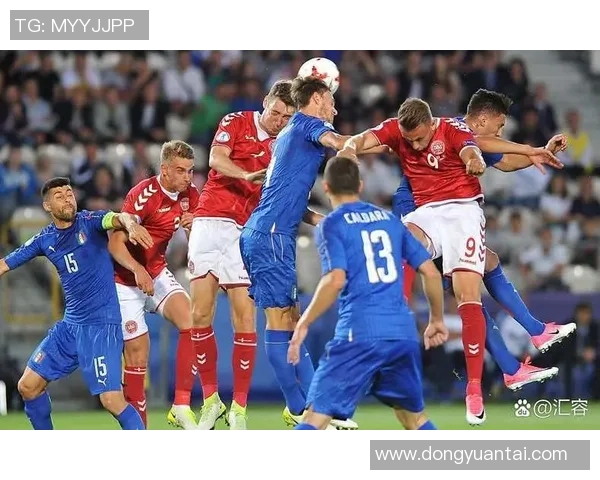 足球球星激烈对抗瞬间精彩捕捉展现精彩技术与赛场激情